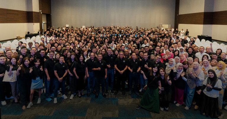 "Komunitas AZPRO dalam acara gathering besar, menampilkan ratusan anggota yang antusias membangun bisnis digital berbasis asuransi bersama, menciptakan jaringan supportif dan inspiratif di seluruh Indonesia."